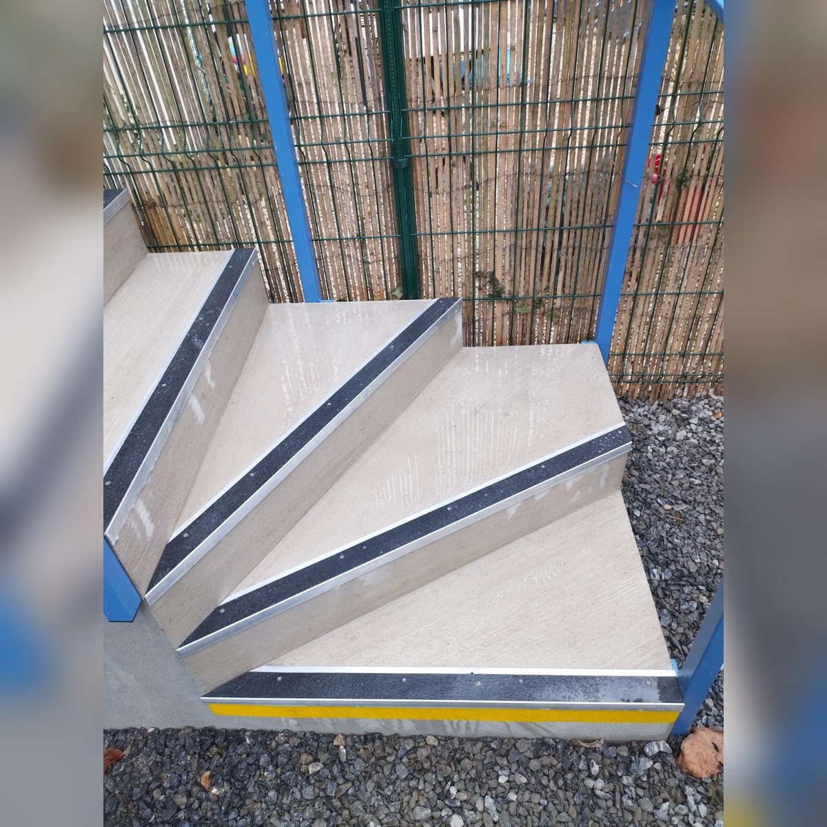 Escalier extérieur carrelé avec nez de marche antidérapants et garde-corps acier