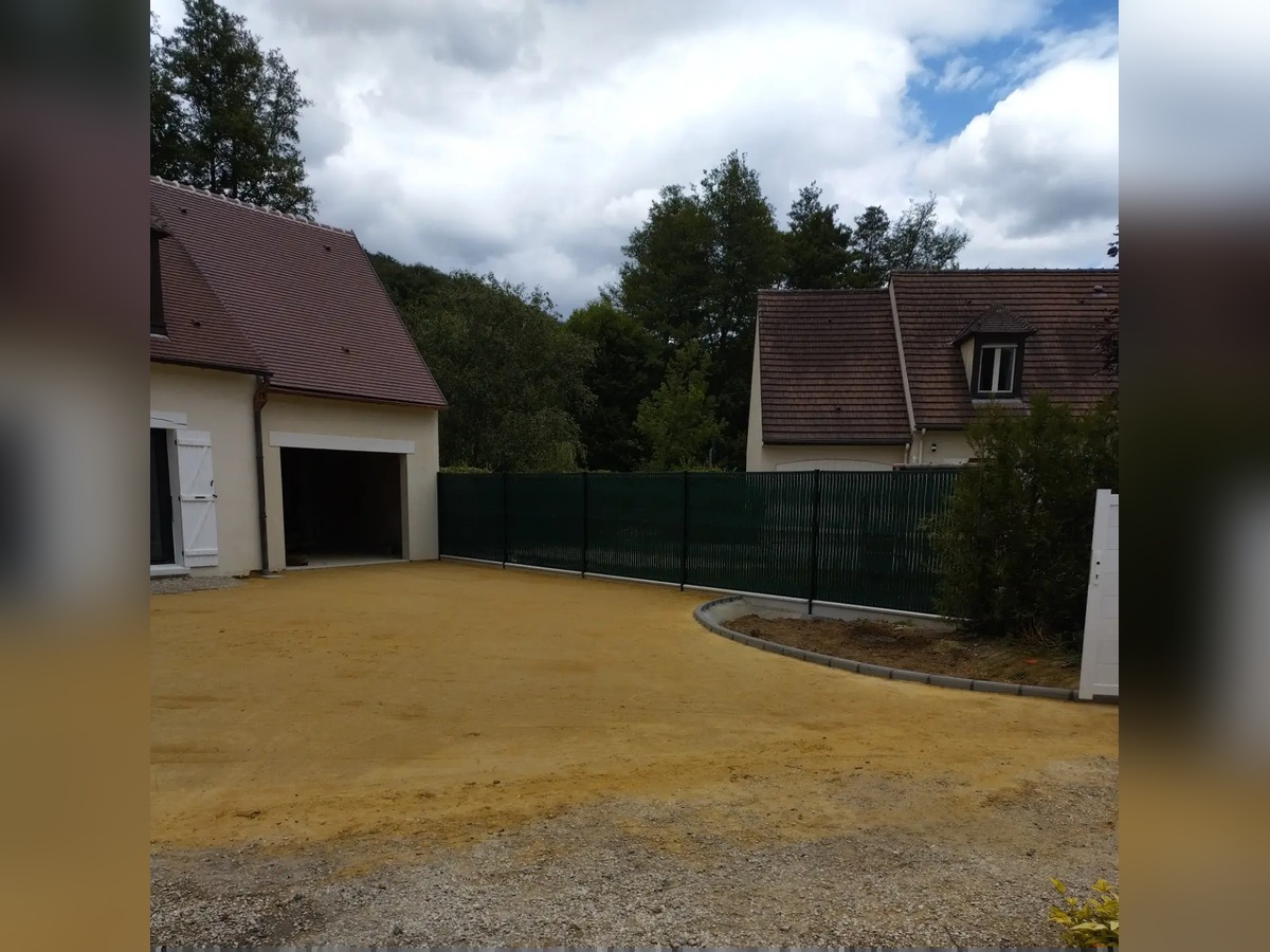 Cour terrassée avec clôture rigide et préparation des espaces verts
