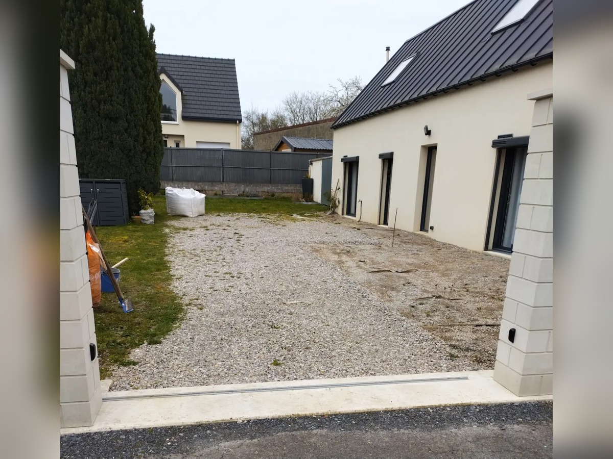 Portail coulissant sur seuil en pierre avec piliers maçonnés et passage de câbles